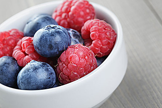 树莓,蓝莓,白色,碗,老,木桌
