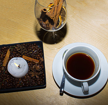 咖啡杯,蜡烛,咖啡豆,木质背景