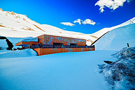 新疆,雪山,蓝天白云