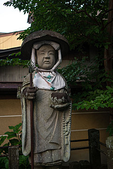 日本寺庙院里的神像