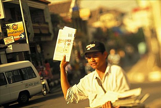 印度尼西亚,巴厘岛,库塔,男青年,街上,销售,报纸,聚焦,无肖像权