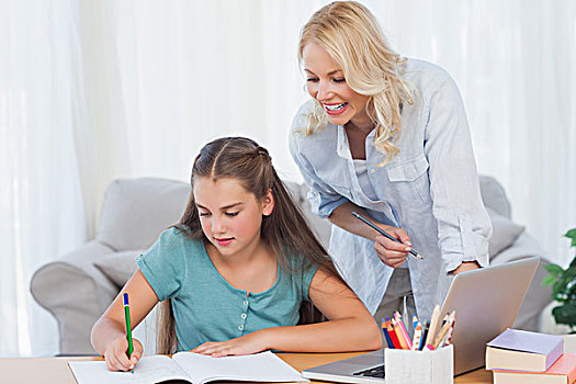 母亲,帮助,女儿,家庭作业,客厅