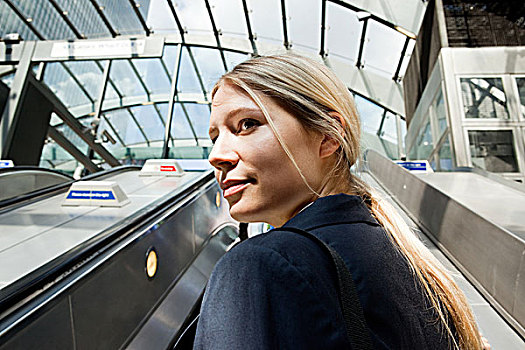 职业女性,地铁,扶梯