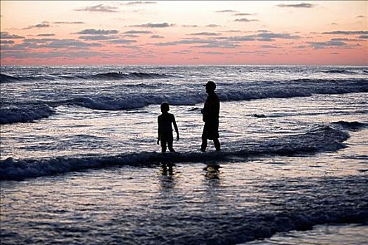 父亲,女儿,站立,水,海滩