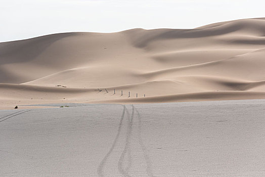 新疆吐鲁番鄯善库姆塔格沙漠汽车背景图