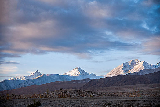 g317国道旁清晨日照喀英迪克让雪山,喀拉吉勒嘎乔库雪山,米纳尔山雪山