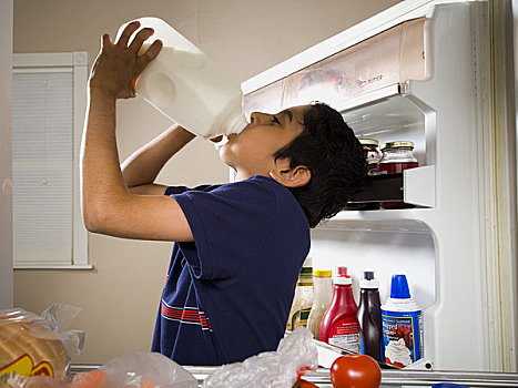 男孩,喝,牛奶,罐,冰箱
