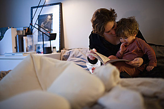 母亲,拿着,幼儿,儿子,读,睡前故事,床上