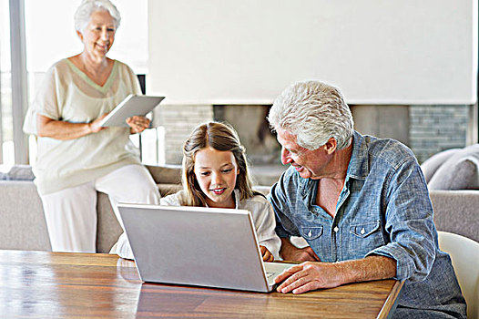 男人,笔记本电脑,孙女,妻子,工作,背景
