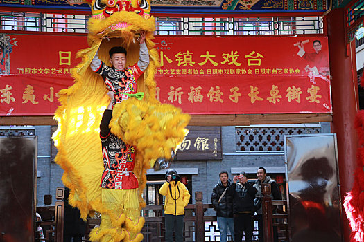 小镇摆下百米长桌宴,市民游客新年吃饺子交好运