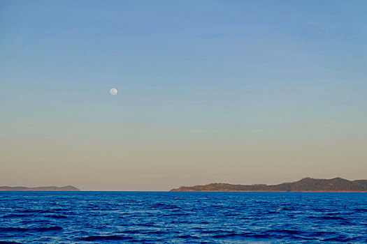澳洲汉密尔顿岛满月的黄昏