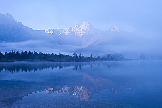 晨雾,湖,萨尔茨卡莫古特,上奥地利州,奥地利,欧洲