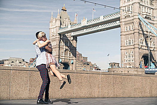 年轻,情侣,搂抱,室外,塔桥,背景,伦敦,英格兰,英国