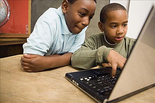 两个男孩,笔记本电脑,教室