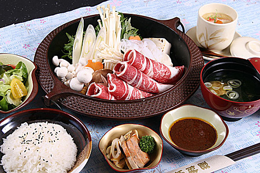 日式牛肉铁锅定食