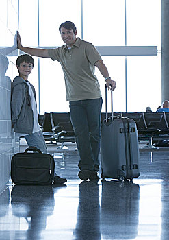 父子,站立,手提箱,机场
