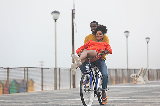 情侣,享受,自行车,骑,公路