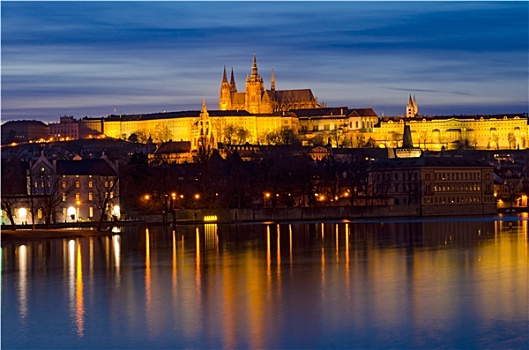 布拉格城堡,伏尔塔瓦河,夜晚,全景