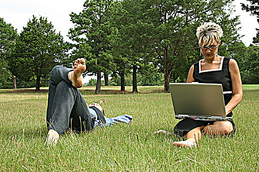 中年,女人,工作,笔记本电脑,一个,男人,卧,草,旁侧