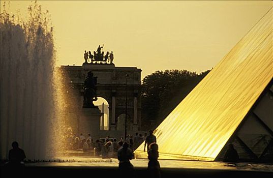 法国,巴黎,卢浮宫,金字塔,旋转木马,日落,路人