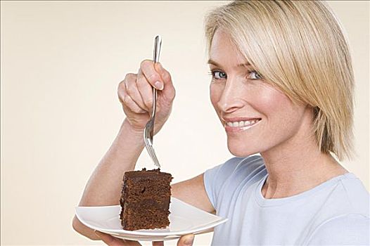 女人,拿着,巧克力蛋糕