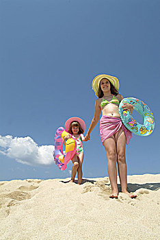 女孩,牵手,泳衣,海滩,人,孩子,兄弟姐妹,姐妹,青少年,10-14岁,5-7岁,帽子,头饰,太阳帽,比基尼,一起,度假,休闲,夏天,户外,沙滩,天空,云
