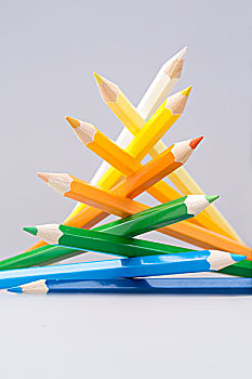 搭建叠放成金字塔状的彩色铅笔