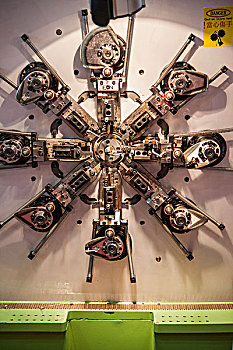 第十三届中国金属冶金展上展示的制造弹簧机器