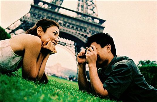 年轻,情侣,躺着,草,女青年,摆姿势,微笑,埃菲尔铁塔,背景