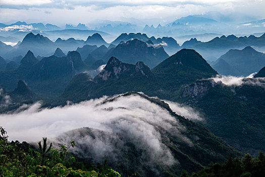 俯瞰桂林的山间流云