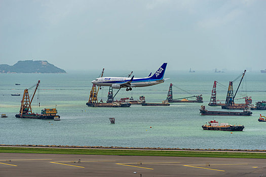 一架全日空的飞机正降落在香港国际机场