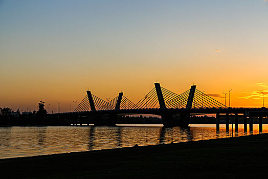 夕阳中的桥梁