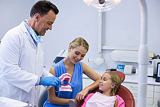 牙医,展示,孩子,病人,刷牙,牙科诊所