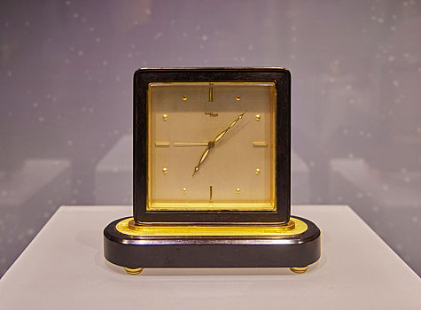 辽宁省大连博物馆馆藏文物,瑞士20世纪木座台钟