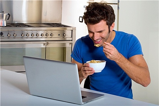 男人,厨房,笔记本电脑,吃早餐