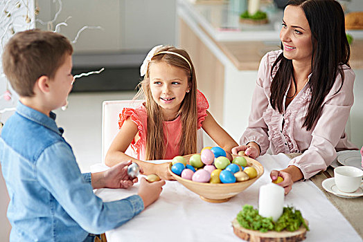 女孩,兄弟,母亲,准备,彩色,复活节彩蛋,餐桌