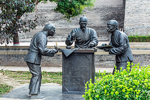 中国山西省平遥古城墙根的民俗历史人物雕塑