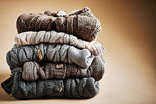 一堆,五个,开襟羊毛衫,棚拍,褐色背景
