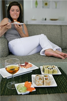 寿司,矮桌,葡萄酒杯,靠近,坐,女人