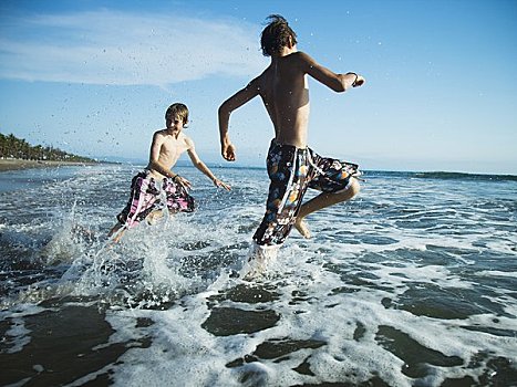 两个男孩,海滩,跑,海浪