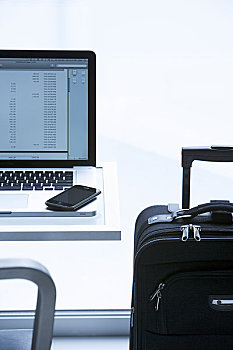 笔记本电脑,苹果手机,行李