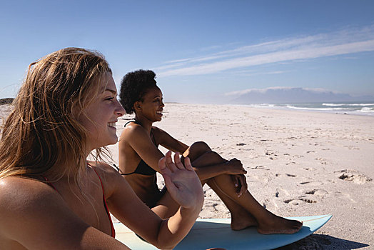 高兴,美女,坐,冲浪板,海滩,阳光