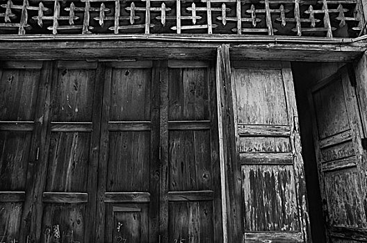 老房子,旧建筑,木门,黑白照片,窗花,门,怀旧,复古