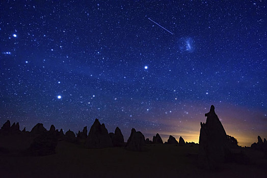 尖峰石阵,荒芜,星空