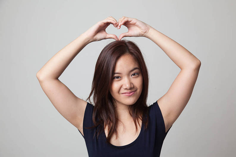 年轻,亚洲女性,手势,心形,灰色背景_高清图片_全景视觉