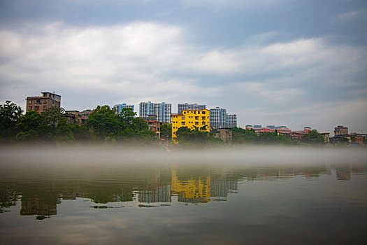 薄雾中桂林市区内的漓江风光