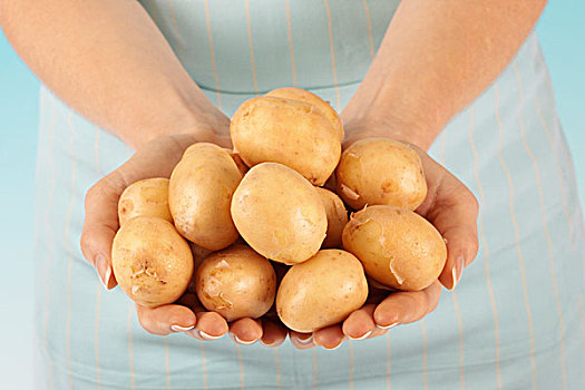 女人,拿着,新土豆
