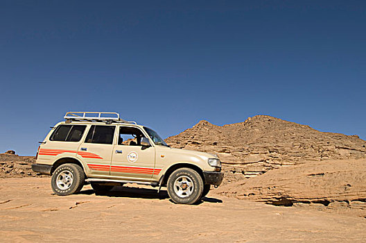 运动型多功能车,石头,阿卡库斯,山峦,撒哈拉沙漠,费赞,利比亚,北非