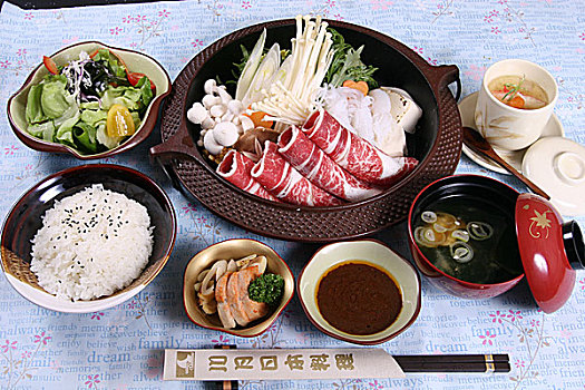 日式牛肉铁锅定食