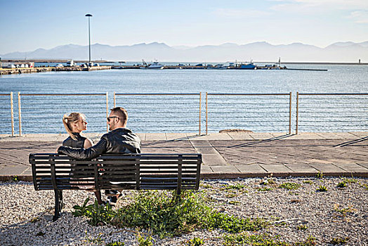 后视图,情侣,面对面,公园长椅,萨丁尼亚,意大利,欧洲